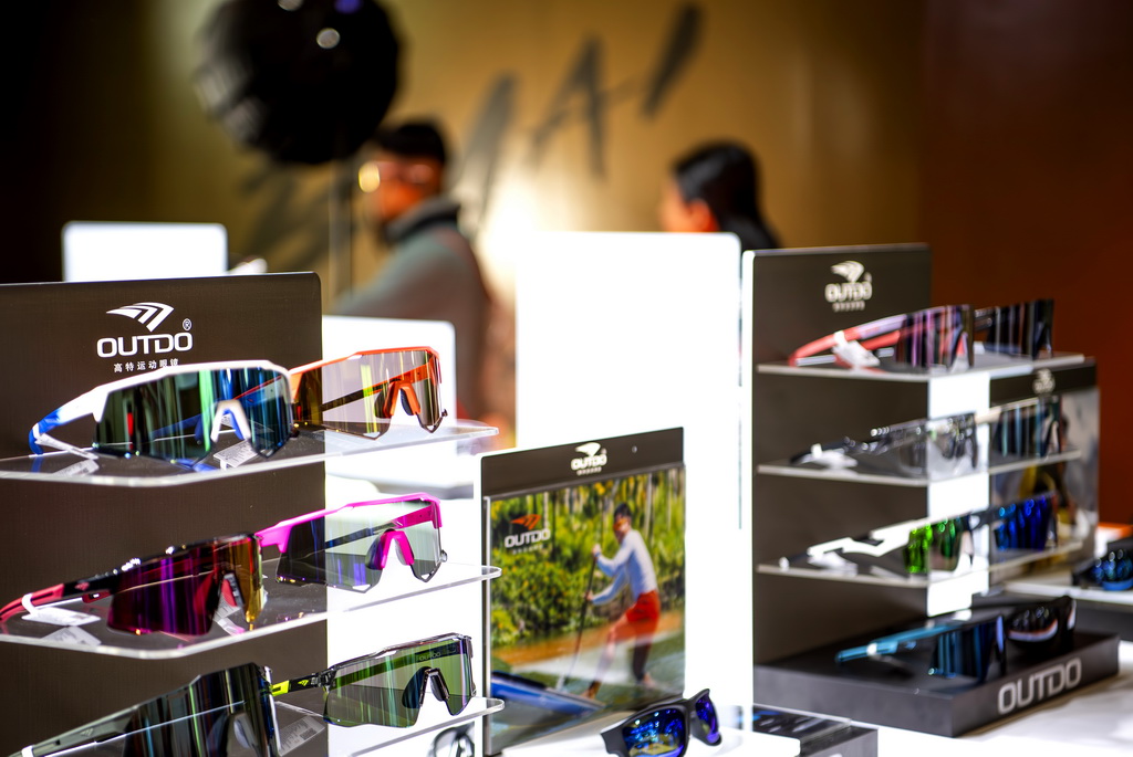 這是1月8日在博覽會上拍攝的馬拉鬆比賽專業眼鏡展台。