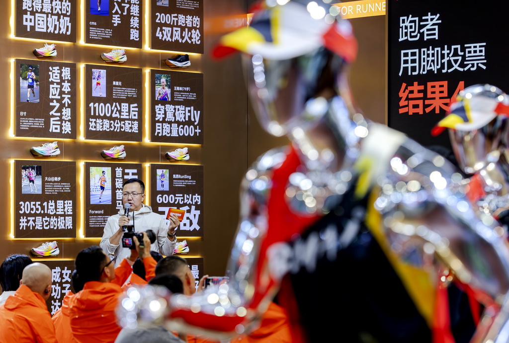 1月8日，一家体育用品厂商在博览会上推介自己的马拉松赛事体育用品。