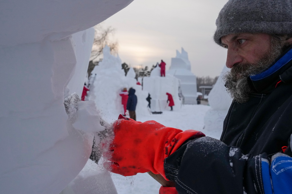1月8日，在哈爾濱太陽島雪博會第28屆中國·哈爾濱國際雪雕比賽現場，選手進行雪雕創作。