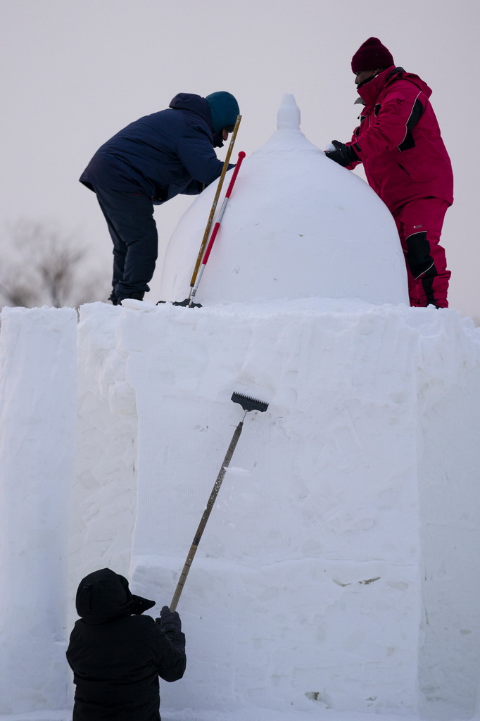1月8日，在哈爾濱太陽島雪博會第28屆中國·哈爾濱國際雪雕比賽現場，選手進行雪雕創作。