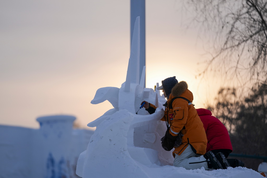 1月8日，在哈爾濱太陽島雪博會第28屆中國·哈爾濱國際雪雕比賽現場，選手進行雪雕創作。