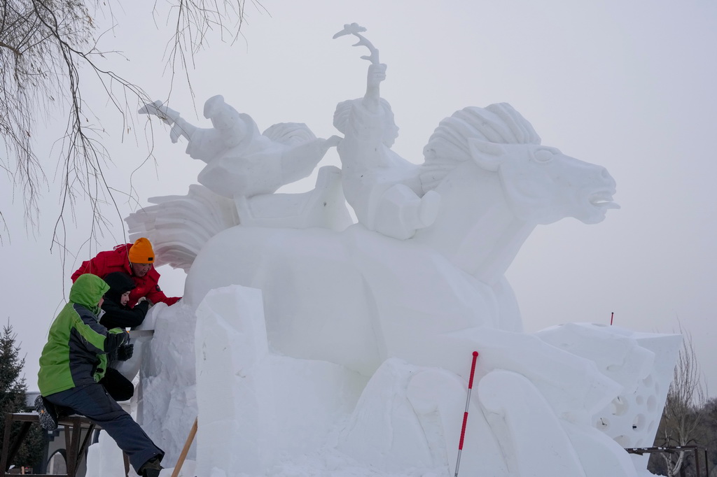 1月8日，在哈爾濱太陽島雪博會第28屆中國·哈爾濱國際雪雕比賽現場，選手進行雪雕創作。