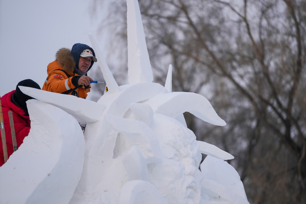 1月8日，在哈爾濱太陽島雪博會第28屆中國·哈爾濱國際雪雕比賽現場，選手進行雪雕創作。