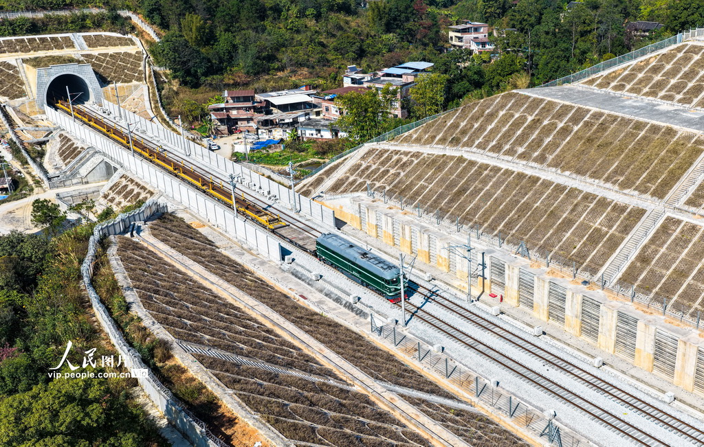 廣西梧州：柳梧鐵路建設正酣【2】