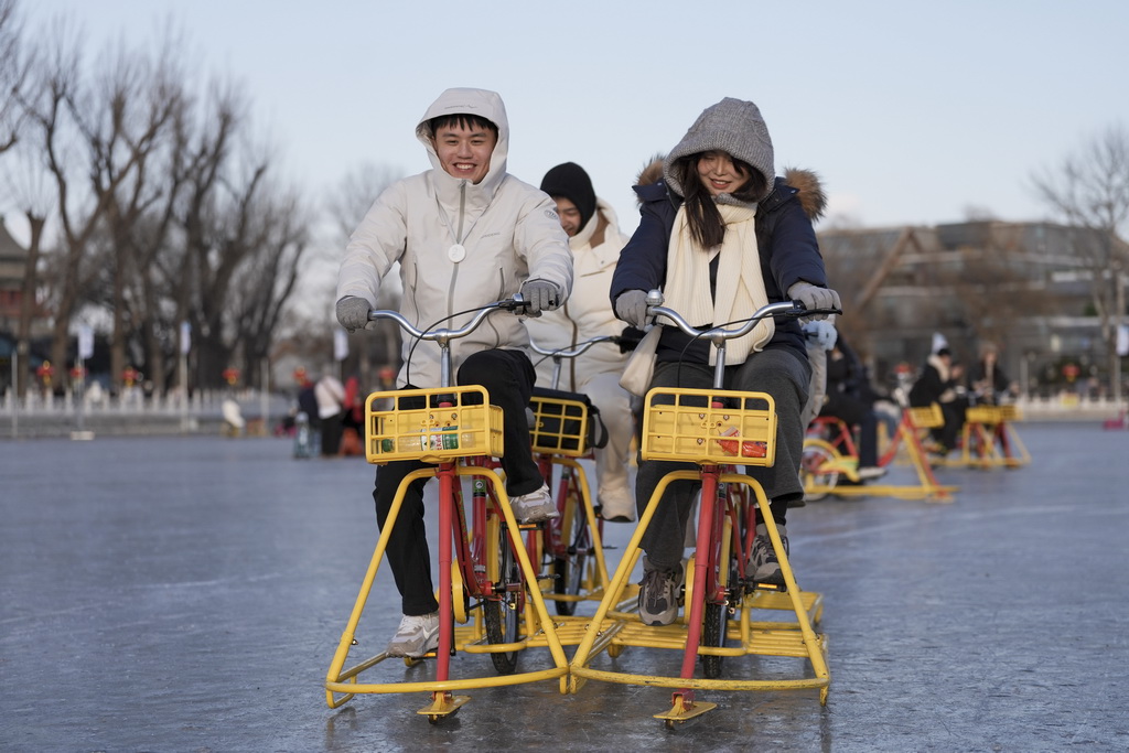 1月10日,游客在什刹海前海冰场上游玩。