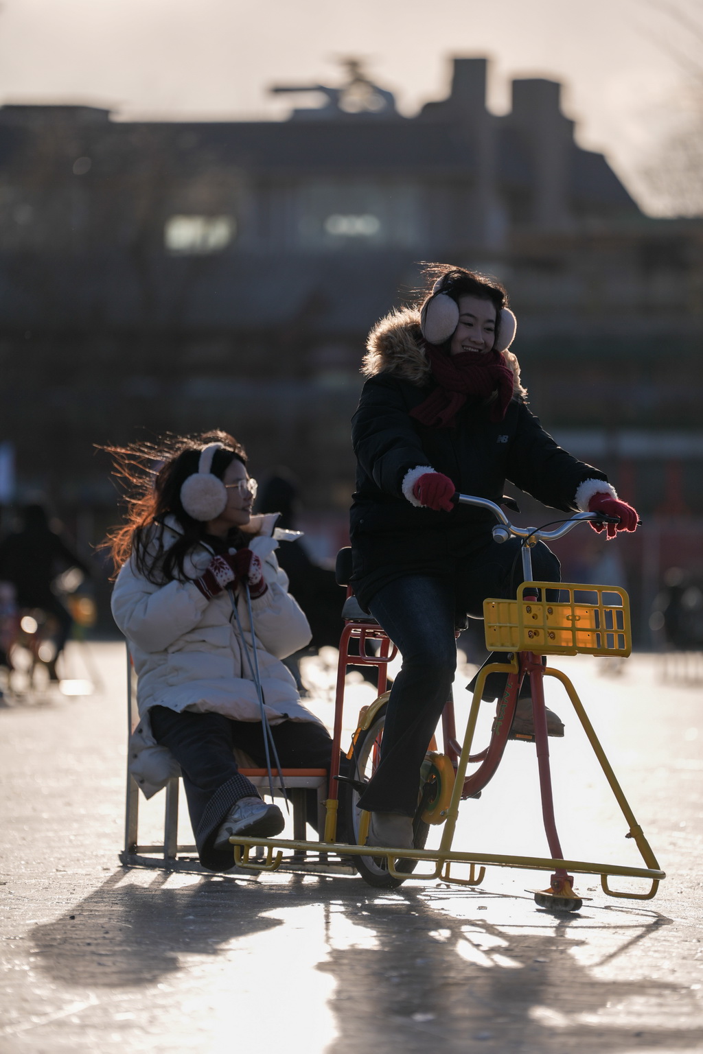 1月10日,游客在什刹海前海冰场上游玩。
