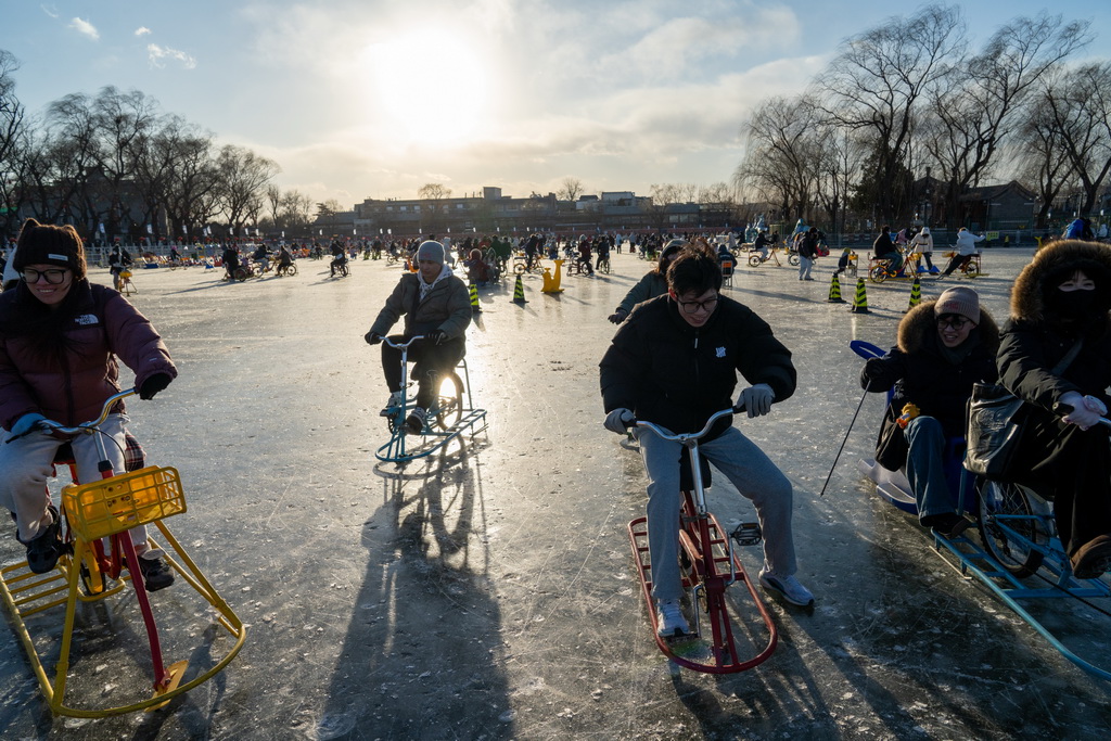 1月10日,游客在什刹海前海冰场上游玩。