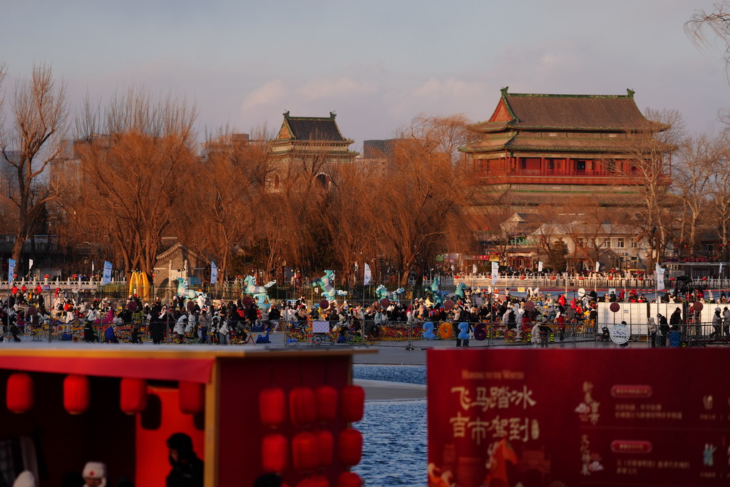 1月10日，游客在什刹海前海冰场上游玩。
