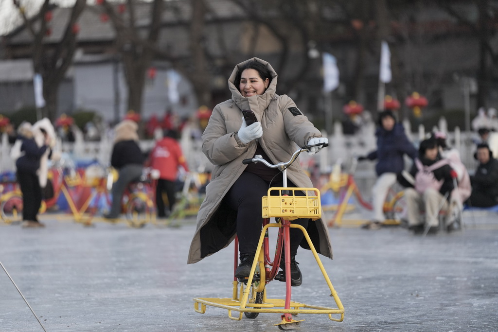 1月10日,游客在什刹海前海冰场上游玩。