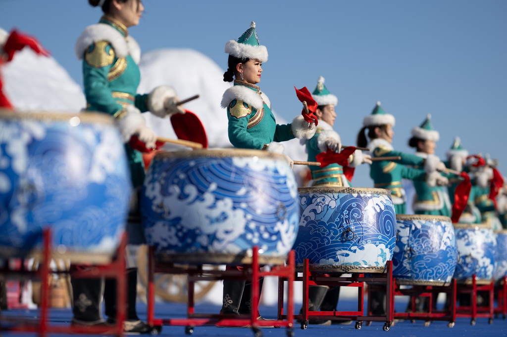 呼和浩特哈素海第四屆冬捕節開幕式上的文藝表演(2026年1月10日攝)。新華社記者 連振 攝