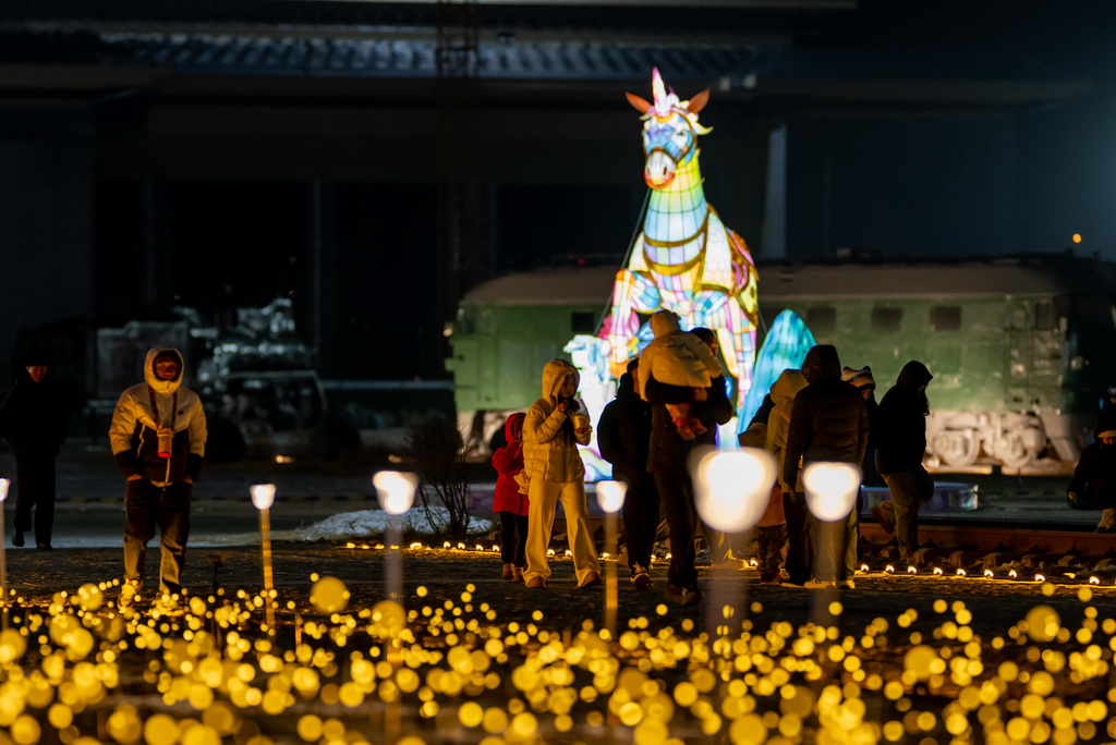 人们在呼和浩特第五届欢乐冰雪节上游玩(2025年12月31日摄)。新华社记者 连振 摄