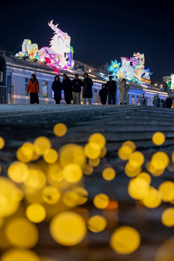 人们在呼和浩特第五届欢乐冰雪节上游玩(2025年12月31日摄,无人机照片)。新华社记者 连振 摄