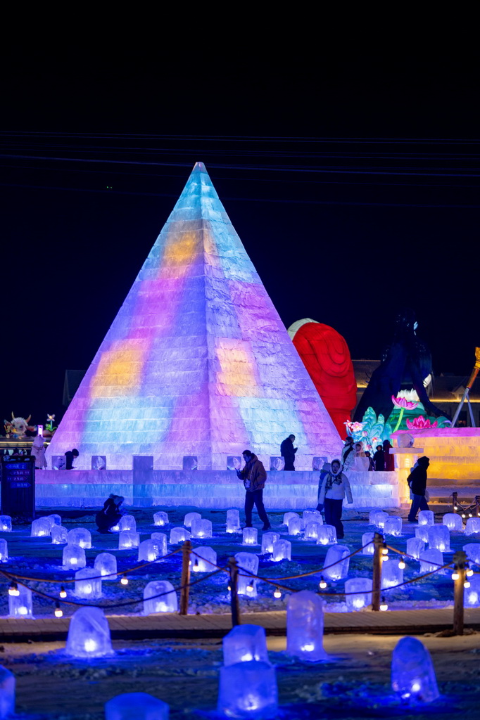 人们在呼和浩特第五届欢乐冰雪节上游玩(2025年12月31日摄)。新华社记者 连振 摄
