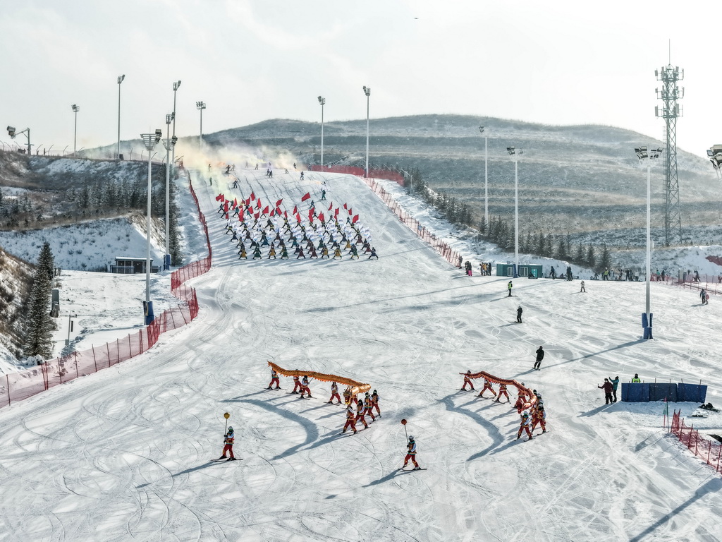 第十二届全国大众冰雪季(内蒙古分会场)在呼和浩特启动,这是在马鬃山滑雪场拍摄的启动仪式(2025年12月14日摄,无人机照片)。新华社记者 李志鹏 摄