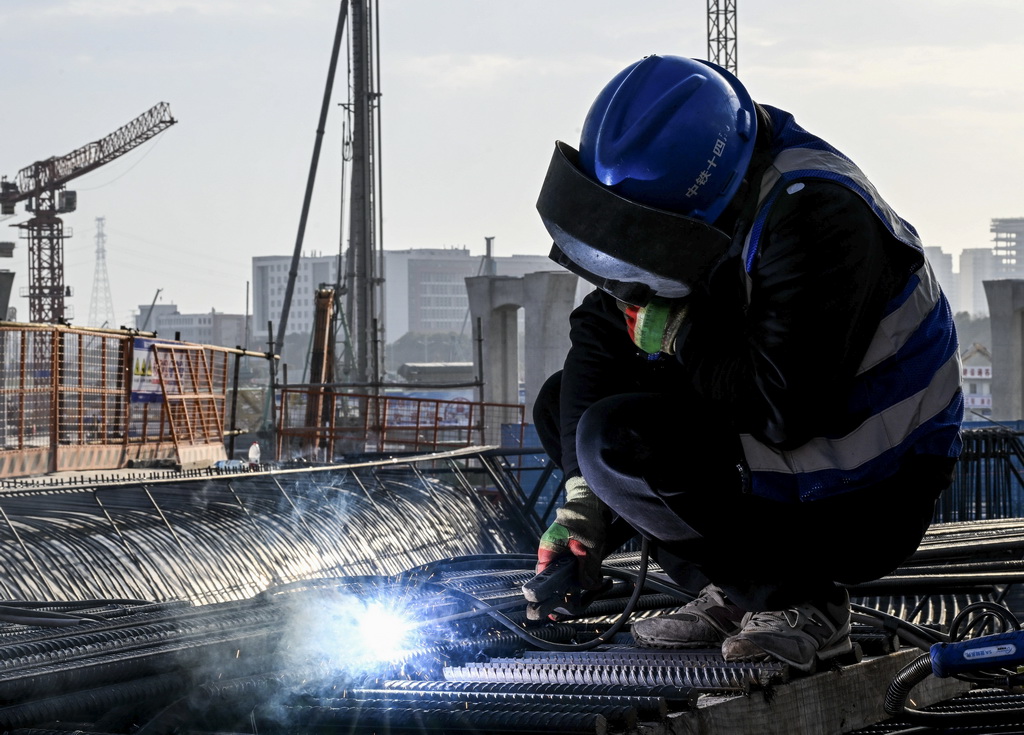 1月12日,中铁十四局工人在苏州东站集疏运系统及连接线工程现浇梁施工现场焊接。