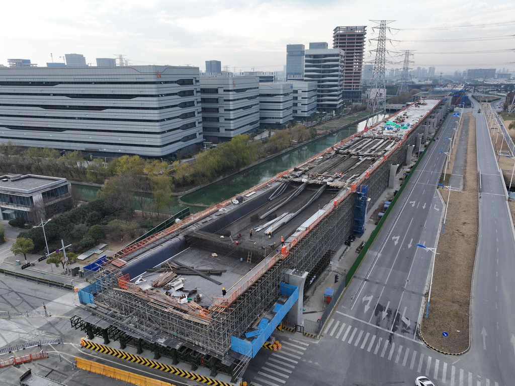 这是1月12日拍摄的苏州东站集疏运系统及连接线工程施工现场(无人机照片)。