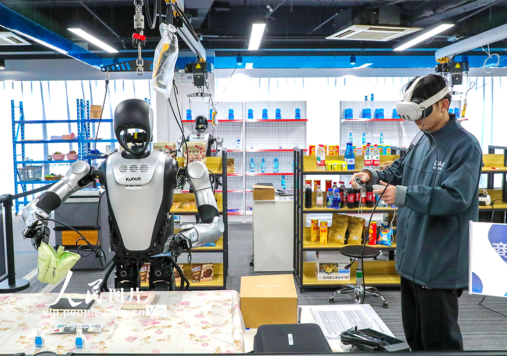 山東青島：人形機器人“實訓”忙【2】