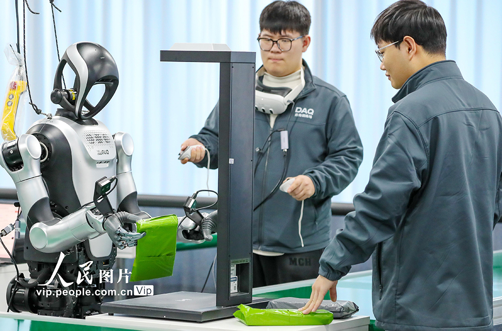 山东青岛：人形机器人“实训”忙【5】