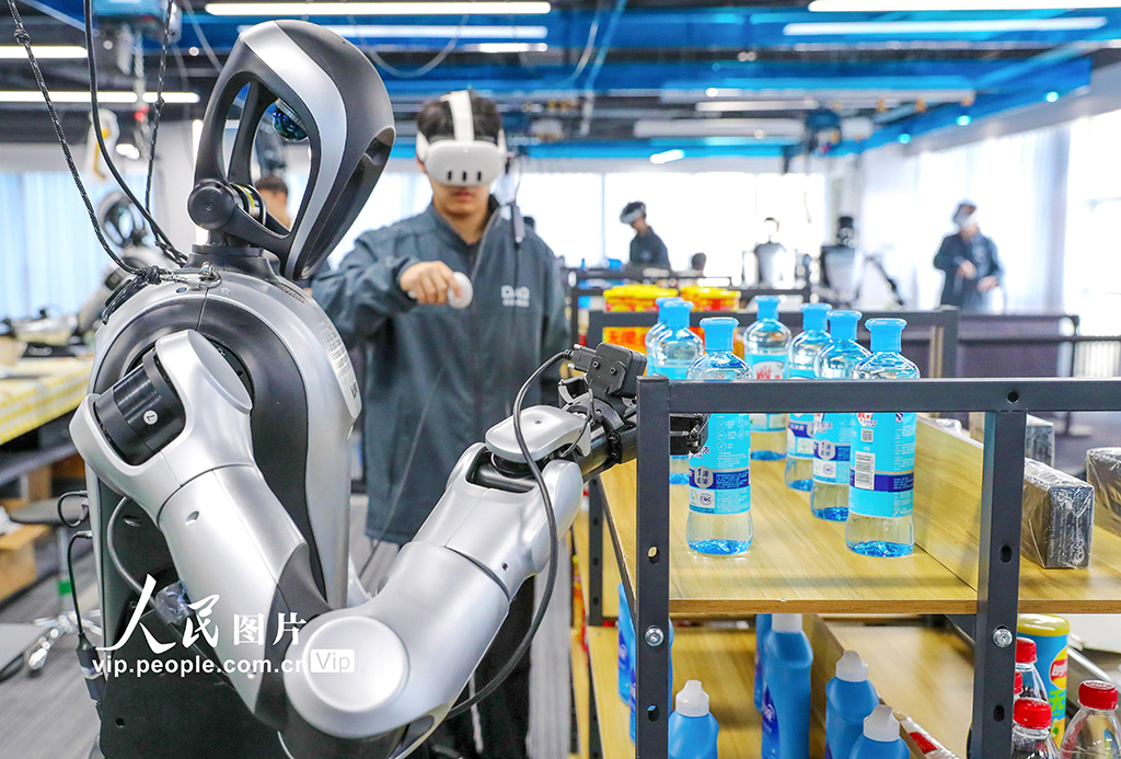 山東青島：人形機器人“實訓”忙【7】