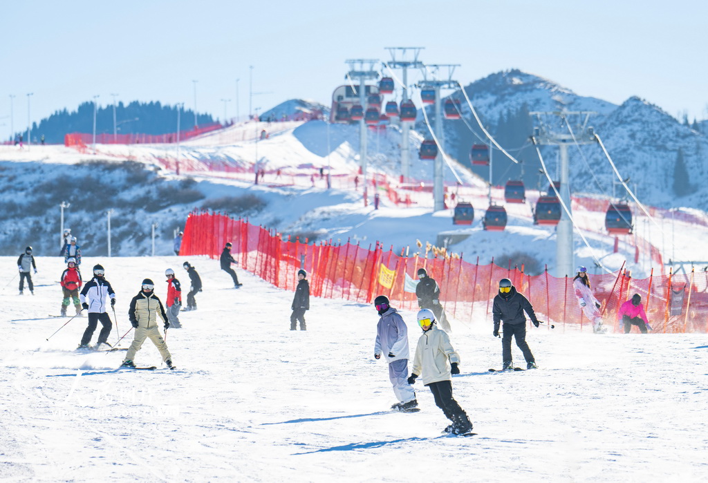 2026年1月13日,新疆昌吉回族自治州阜康市天山天池國際滑雪場,滑雪愛好者在滑雪。