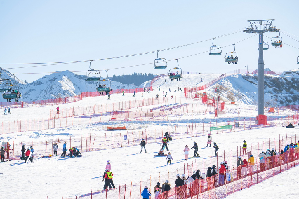2026年1月13日,新疆昌吉回族自治州阜康市天山天池國際滑雪場,滑雪愛好者在滑雪。