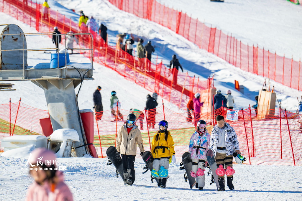 2026年1月13日,新疆昌吉回族自治州阜康市天山天池國際滑雪場,滑雪愛好者步入雪場。