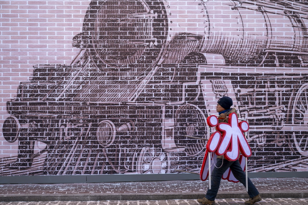 1月14日,在中華巴洛克歷史文化街區,一名工作人員拿著裝飾。新華社記者 張濤 攝