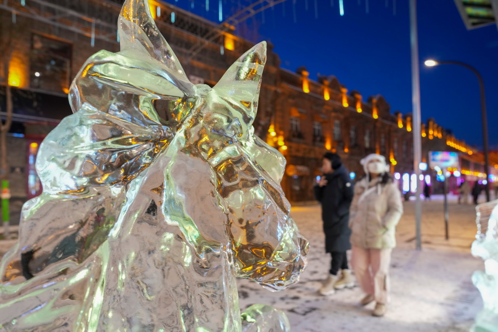 1月13日,游客在中華巴洛克歷史文化街區的冰雕旁游覽。新華社記者 王建威 攝