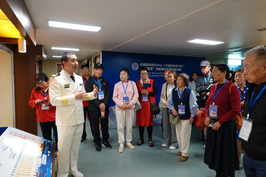 1月14日,观众在“雪龙”号上参观。