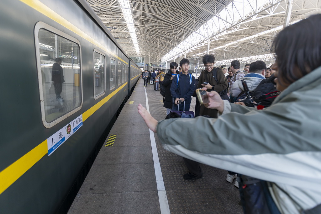 1月14日，火车迷在上海火车站送别Z100次列车。