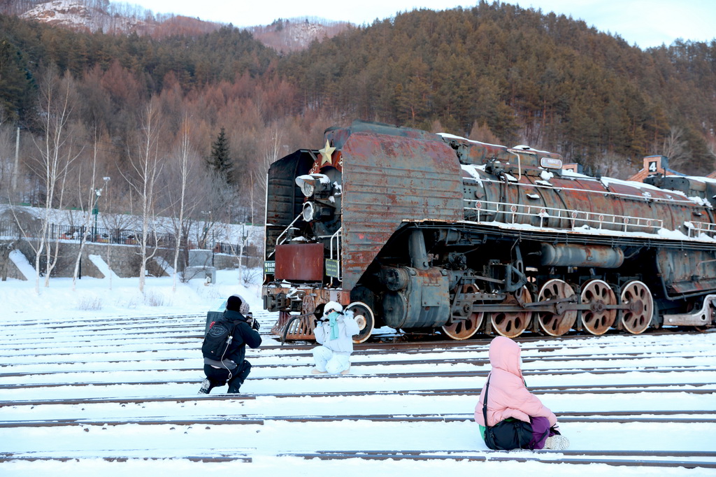1月15日，游客在橫道河子鎮中東鐵路博物館機車庫展區拍照。