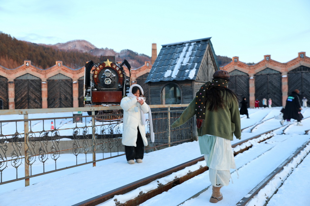 1月15日，游客在橫道河子鎮中東鐵路博物館機車庫展區拍照。