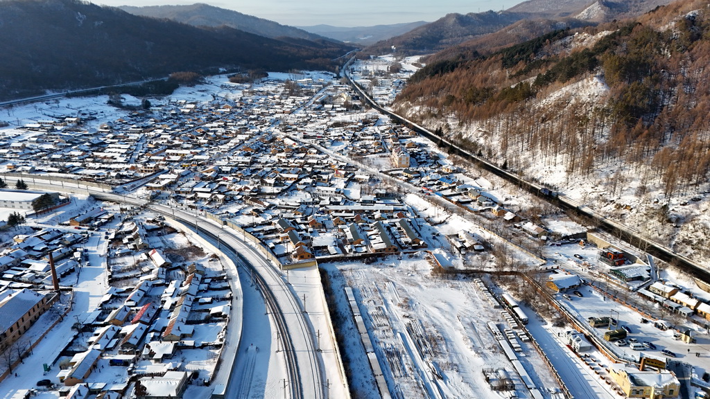 這是1月15日拍攝的橫道河子鎮冬日景色（無人機照片）。