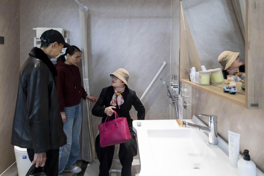 1月15日,顧客在上海銀發商店適老化改造區咨詢、體驗。