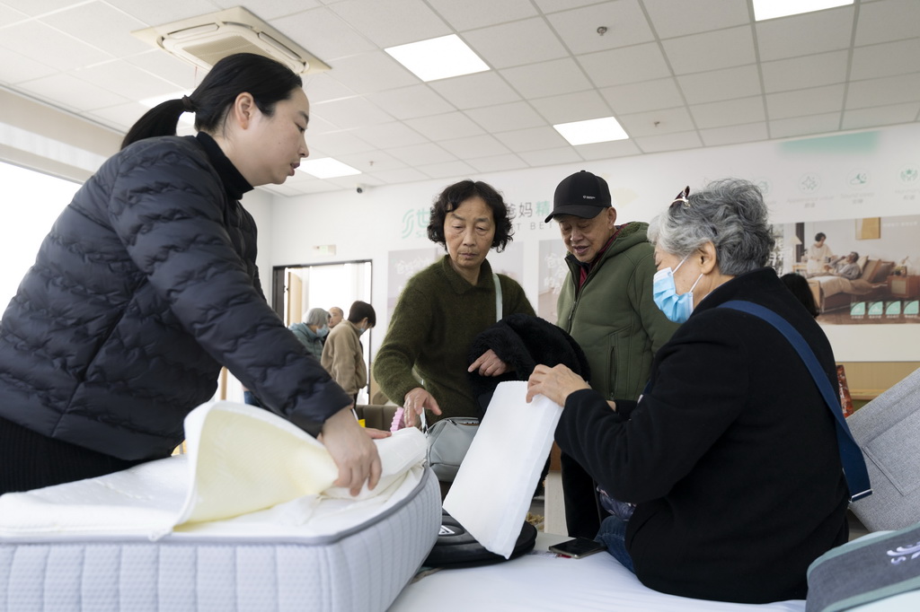 1月15日，顧客在上海銀發商店咨詢適老化產品。