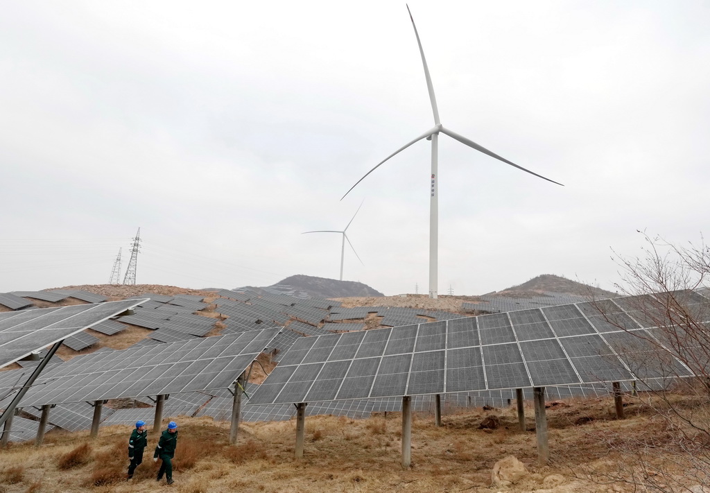 1月17日，國網贊皇縣供電公司的工人在轄區院頭鎮曹家庄村附近的“風光互補”發電場巡檢並網線路。