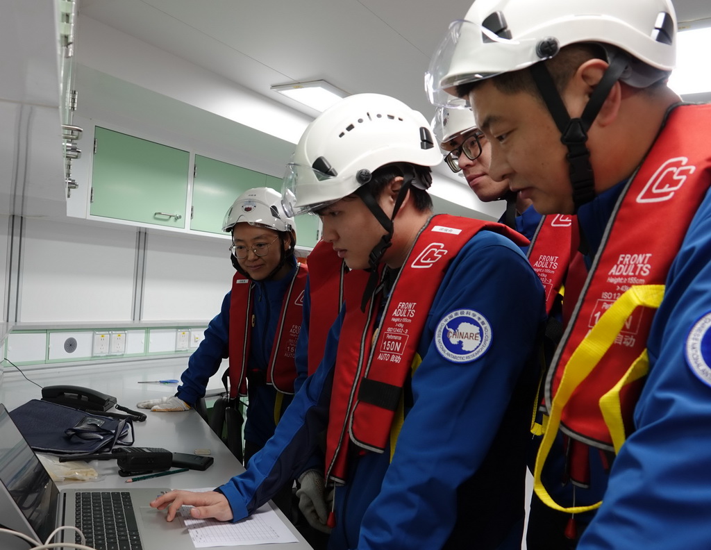 船时1月16日， “雪龙”号大洋队队员在实验室查看抛弃式温深仪回传的数据。新华社记者 顾天成 摄