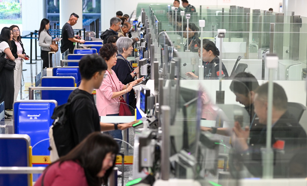 1月17日,入境旅客在海口美兰边检站办理边检手续。