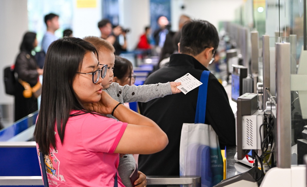 1月17日,入境旅客在海口美兰边检站办理边检手续。