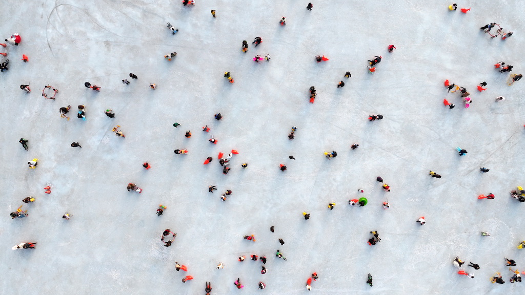 1月17日，市民在銀川文旅集團覽山公園落日冰場玩耍（無人機照片）。