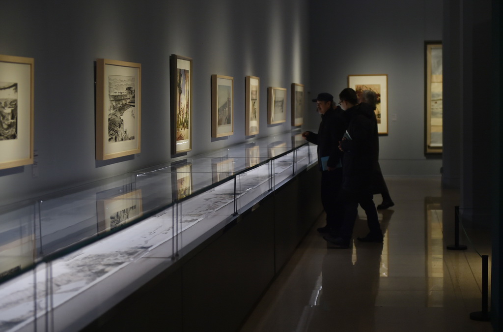 1月19日,受邀嘉宾在中国美术馆参观展出作品。