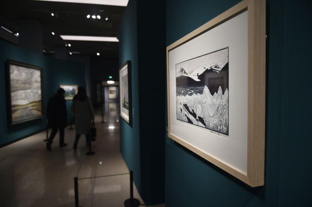 1月19日，受邀嘉宾在中国美术馆参观展出作品。