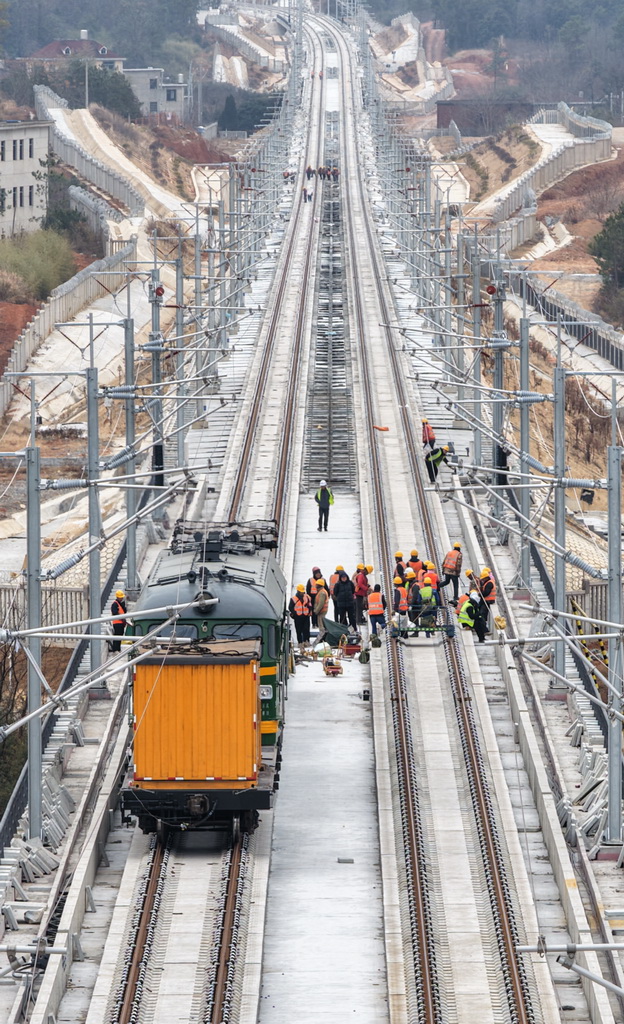 1月19日拍摄的昌九高铁庐山南站至共青城东站区段铺轨施工现场(无人机照片)。