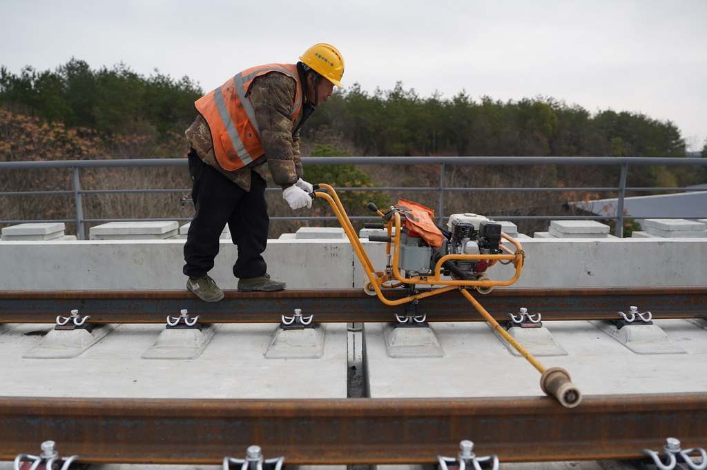 1月19日拍摄的昌九高铁庐山南站至共青城东站区段铺轨施工现场。