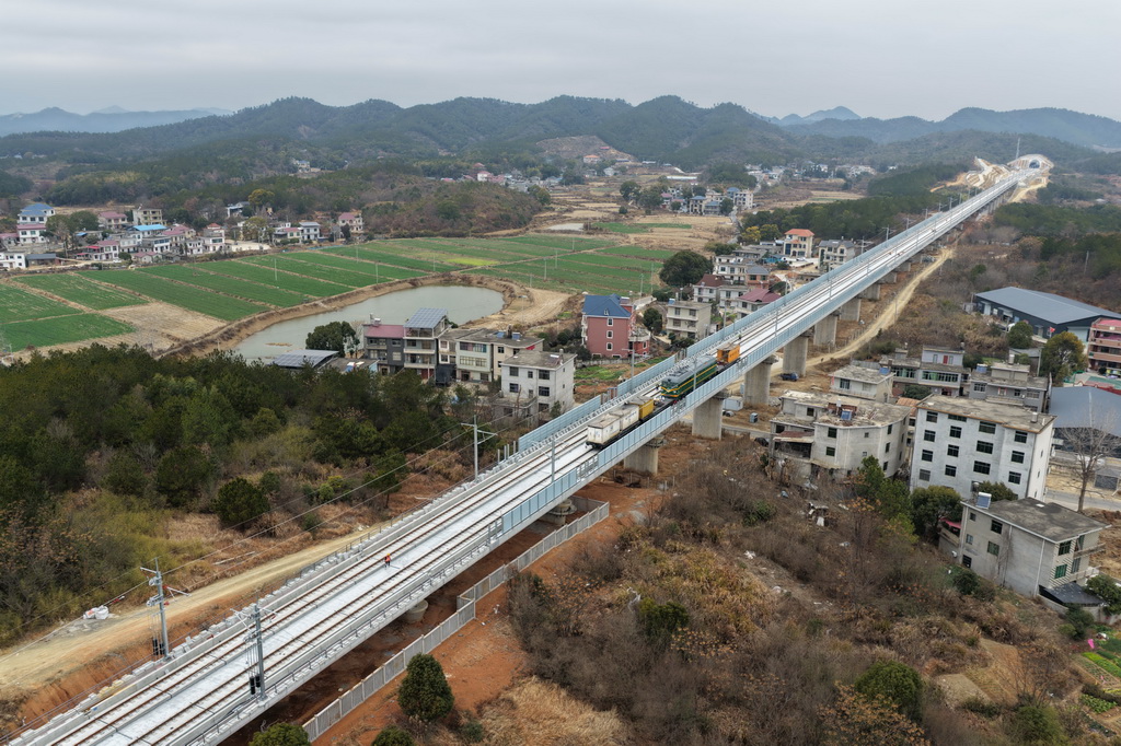 1月19日拍摄的昌九高铁庐山南站至共青城东站区段铺轨施工现场（无人机照片）。