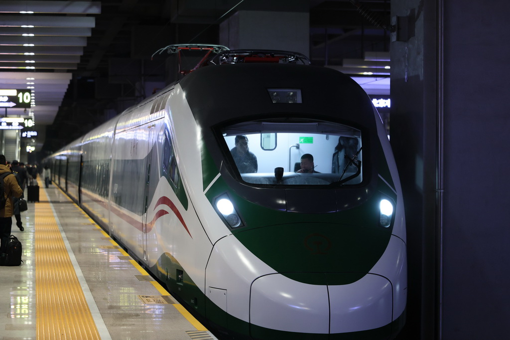 1月19日,動集列車停靠在北京豐台站。