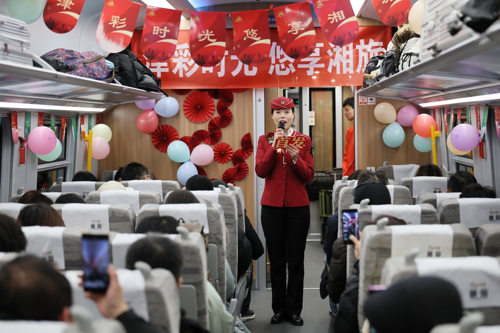 1月19日,天津客運段的乘務人員在動集列車上表演節目。