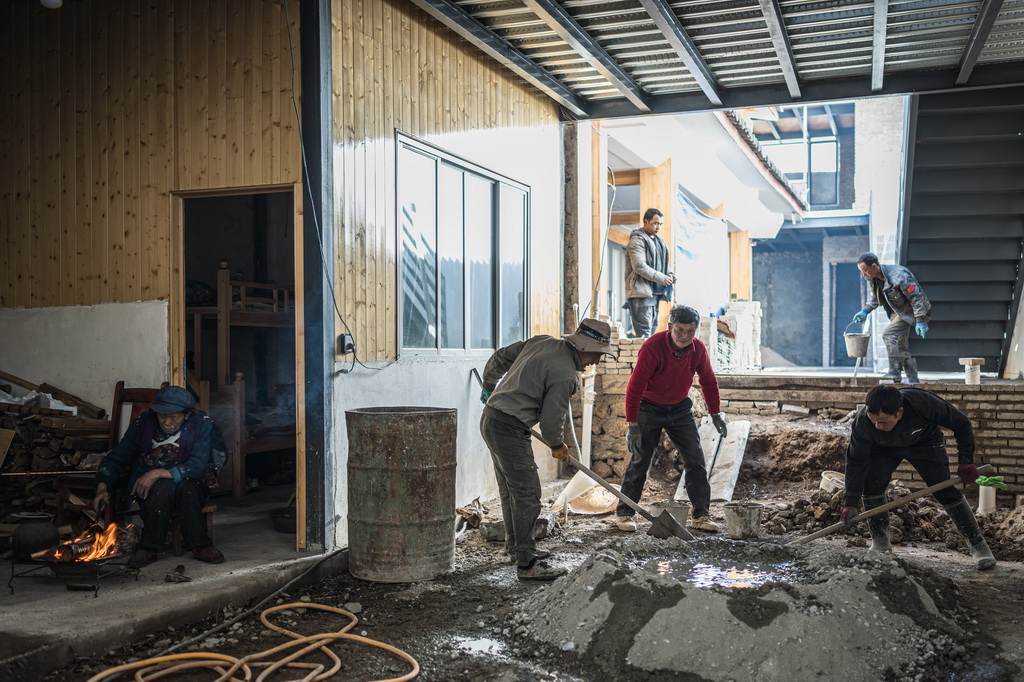 1月17日,工人在丽江市玉龙纳西族自治县白沙镇玉湖村建设民宿。新华社记者 王冠森 摄