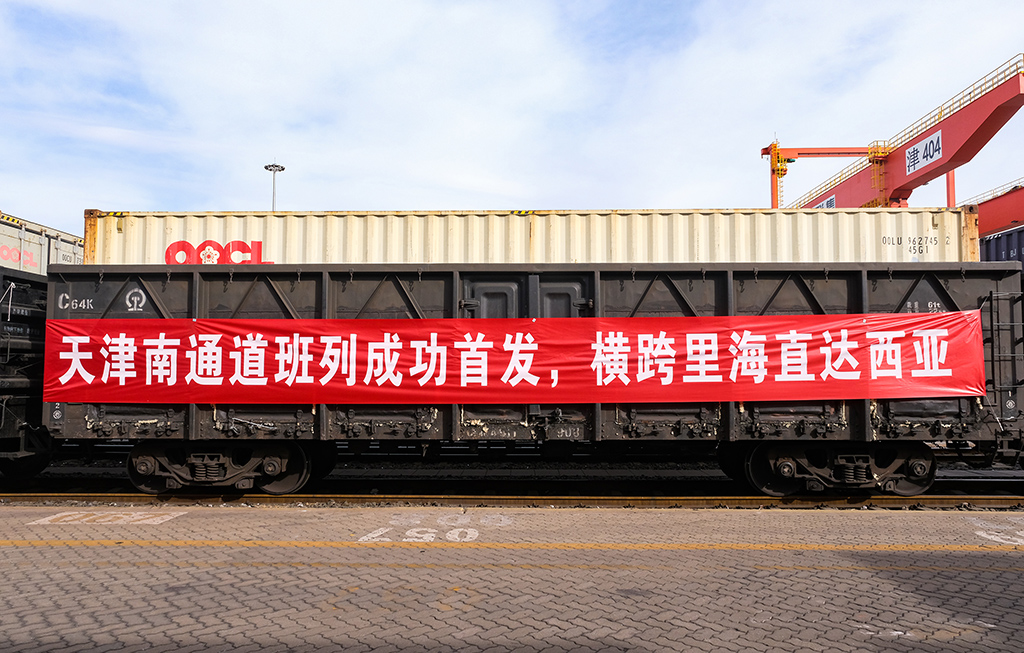 1月19日，集装箱中亚班列装载完毕等待发车。杨宝森摄