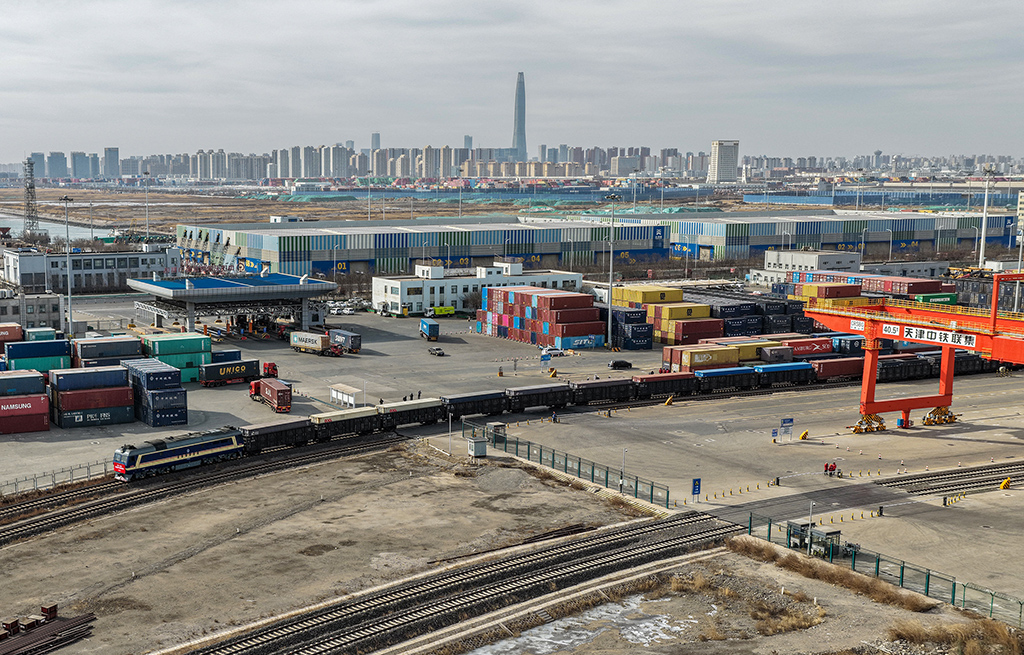 1月19日，首趟天津开往巴库跨里海中亚班列在天津集装箱中心站发出。杨宝森摄